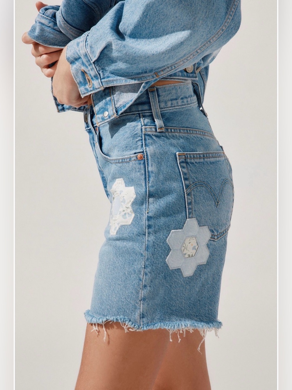 LEVI’S - 501 Mid-Thigh Cutoff Denim Shorts